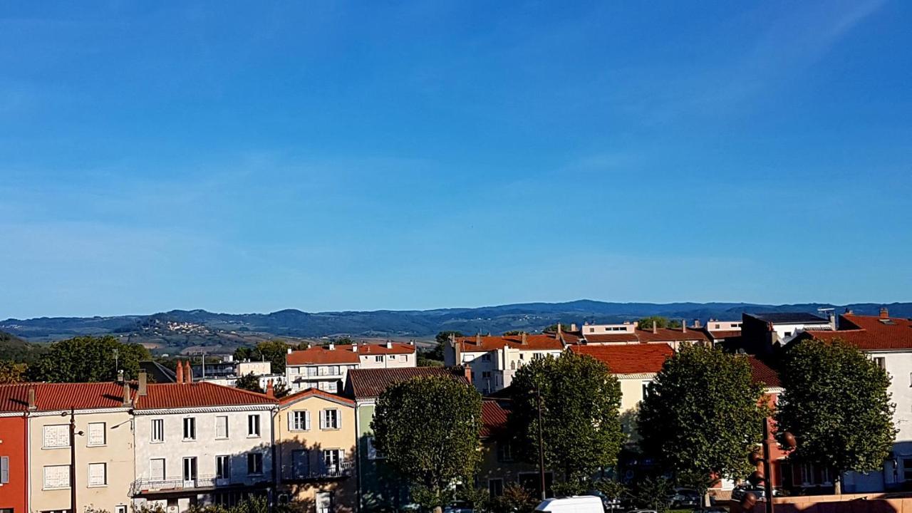 Appartement F2 Centre-Ville Issoire Avec Jolie Vue Exterior photo